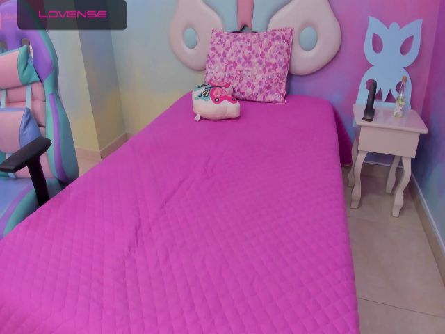 Live sex webcam photo for CurvyBlue #267294852