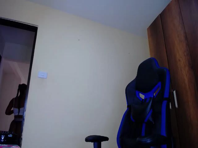Live sex webcam photo for Annay69 #267204156