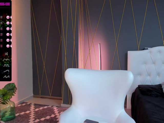 Live sex webcam photo for MartinnaBonet #266936908