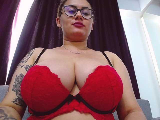 Live sex webcam photo for O-Queen #267557485