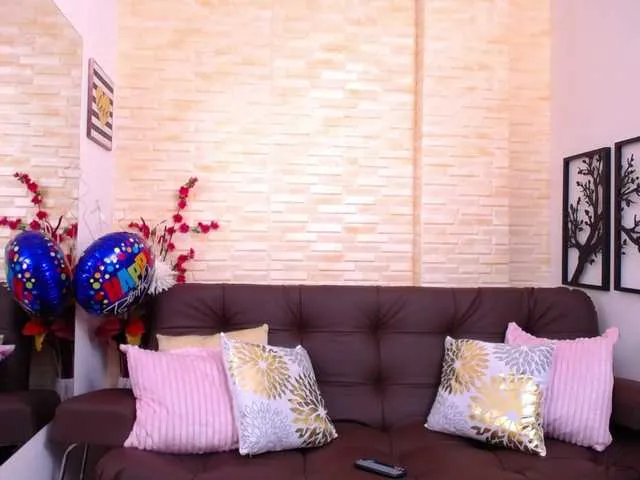 Live sex webcam photo for emily-brown #267558975