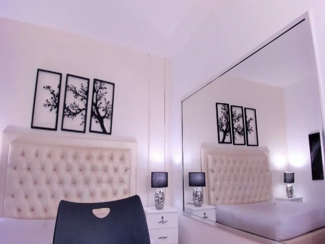 Live sex webcam photo for Mackenzie__20 #267431225