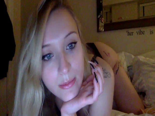 Live sex webcam photo for Izzabella99 #267412220