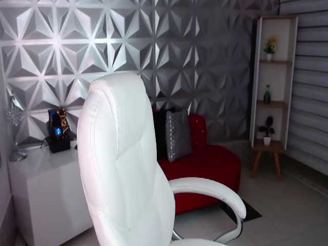 Live sex webcam photo for Roxaneharper #267702475