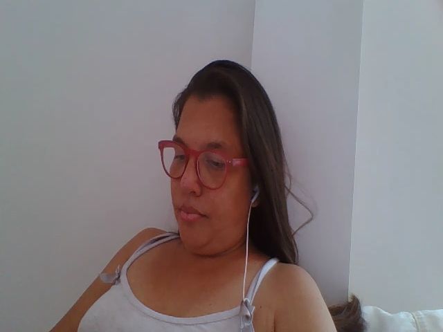 Live sex webcam photo for SweetLola01 #267599382