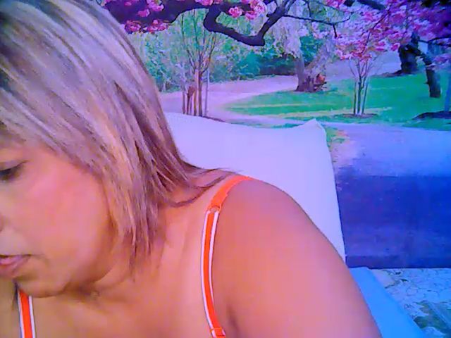 Live sex webcam photo for Roxyfoxy69 #267475933