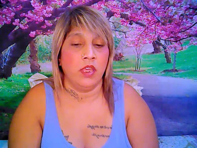 Live sex webcam photo for Roxyfoxy69 #267776291