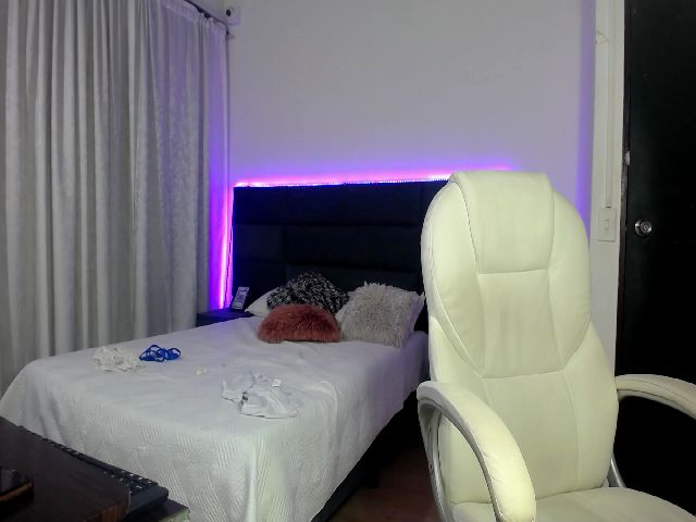 Live sex webcam photo for Emily_roos #267677315