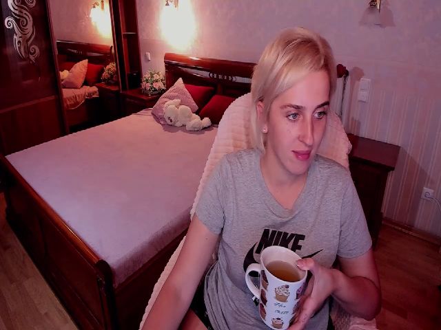 Live sex webcam photo for VictoriaJons5 #267547095