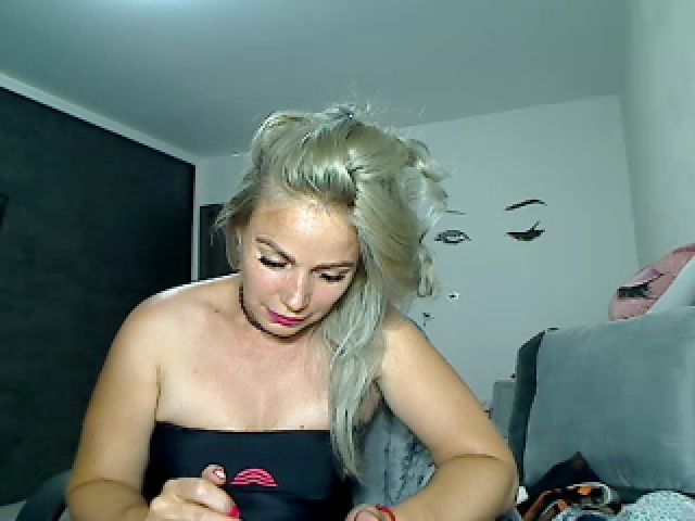 Live sex webcam photo for Yourmilf24 #267536885