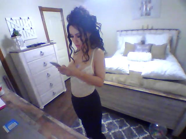 Live sex webcam photo for SweetHoney33 #267390164