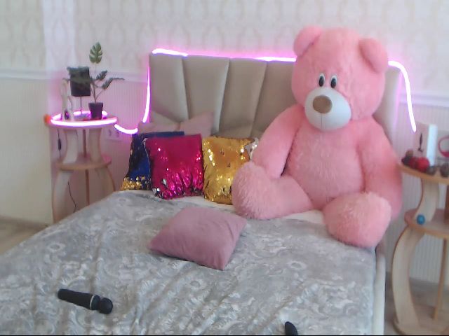 Live sex webcam photo for GinaLewis #267523222