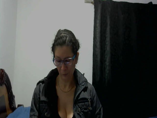 Live sex webcam photo for Latin__mature #267931392