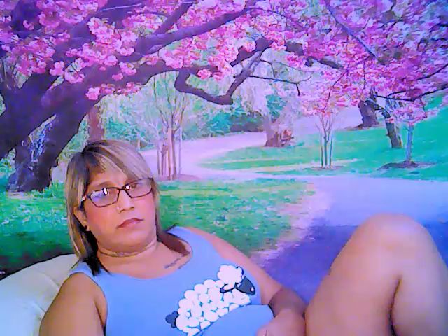 Live sex webcam photo for Roxyfoxy69 #267833395