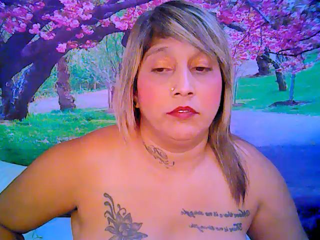 Live sex webcam photo for Roxyfoxy69 #268119457
