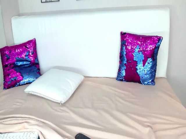 Live sex webcam photo for KellySexyLegs #268105912