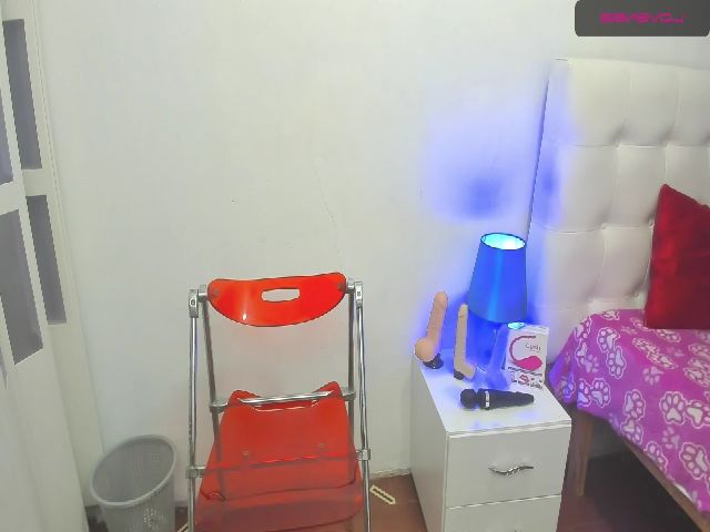 Live sex webcam photo for sexyfox_18 #268265741