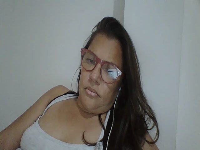 Live sex webcam photo for SweetLola01 #268330625