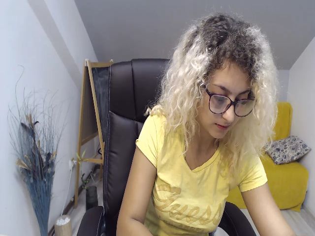 Live sex webcam photo for CurlyBella #268353473