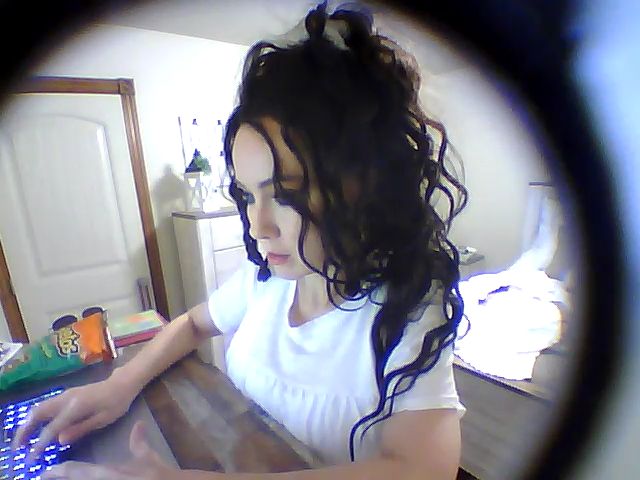 Live sex webcam photo for SweetHoney33 #268278122