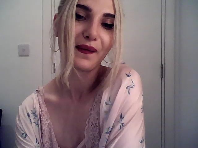 Live sex webcam photo for MiaK_ #268542800