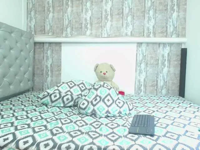 Live sex webcam photo for KiaraKaneel #268569023
