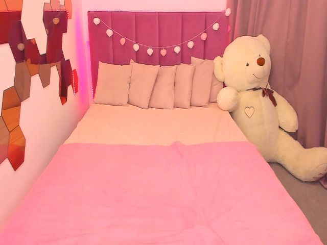 Live sex webcam photo for RedCat18 #268559301