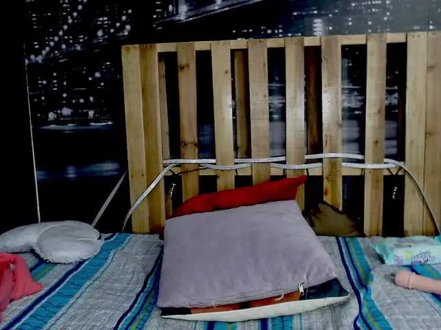 Live sex webcam photo for Rosiiee #268568851