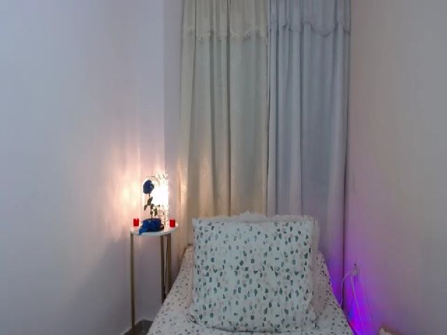 Live sex webcam photo for Silvia_Grey1 #268550738