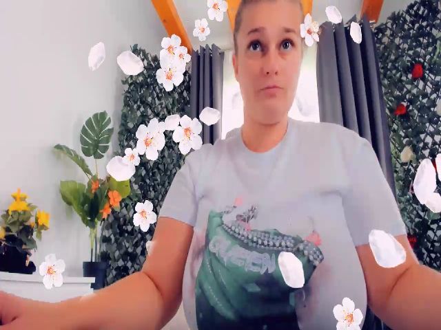 Live sex webcam photo for LovelyClara4u #268562064