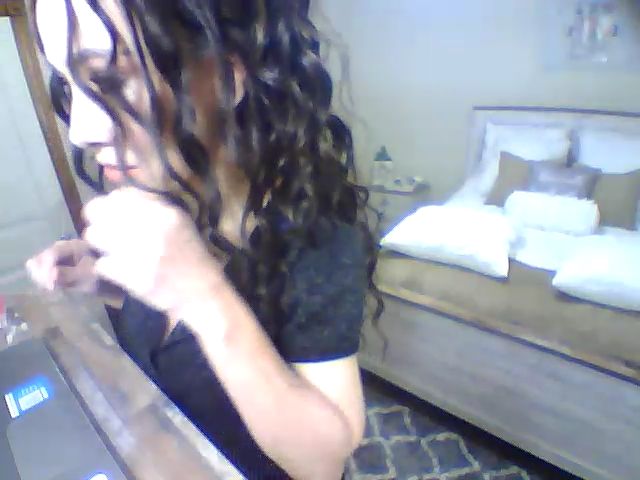 Live sex webcam photo for SweetHoney33 #268553124