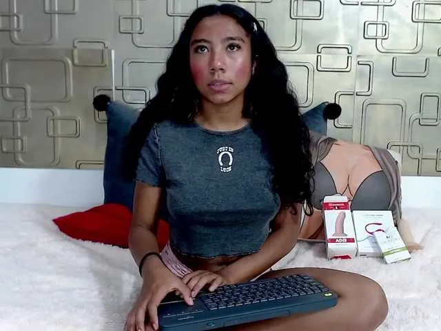 Live sex webcam photo for Anniieee #268575180
