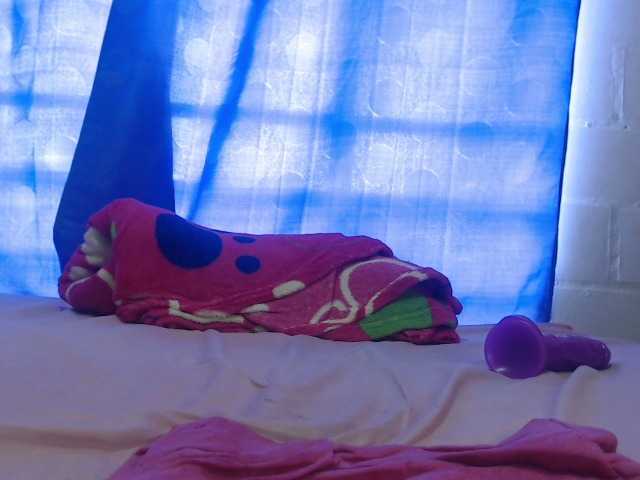 Live sex webcam photo for zoe-barnet #268589786