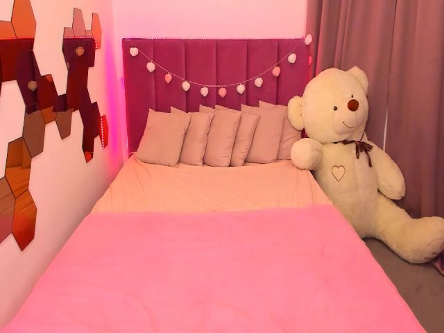 Live sex webcam photo for RedCat18 #268585501