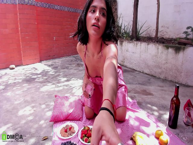 Live sex webcam photo for Miia____ #268586945