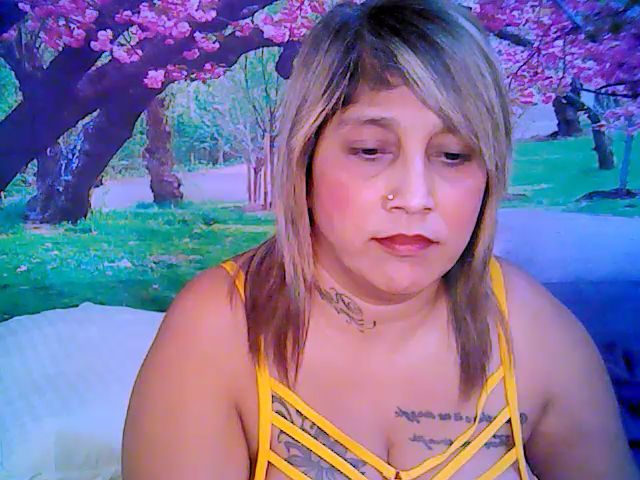 Live sex webcam photo for Roxyfoxy69 #268577422