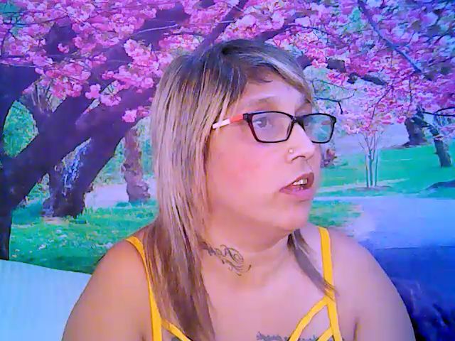 Live sex webcam photo for Roxyfoxy69 #268578776