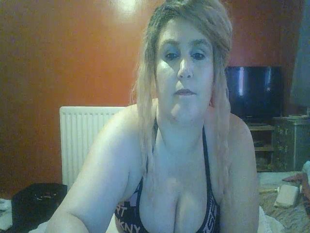 Live sex webcam photo for YUMMYMUMMY39 #268590312