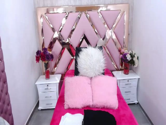 Live sex webcam photo for CiaraEbonyxxx #268577423
