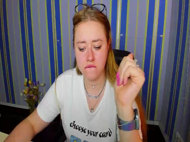 Live sex webcam photo for MissDiaa #268583409