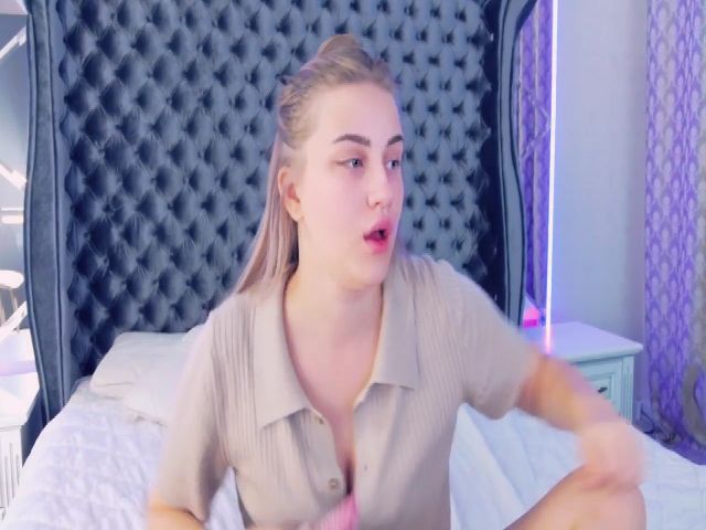 Live sex webcam photo for SantaGirll #268580922