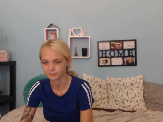 Live sex webcam photo for AnnaHappy18 #268598629