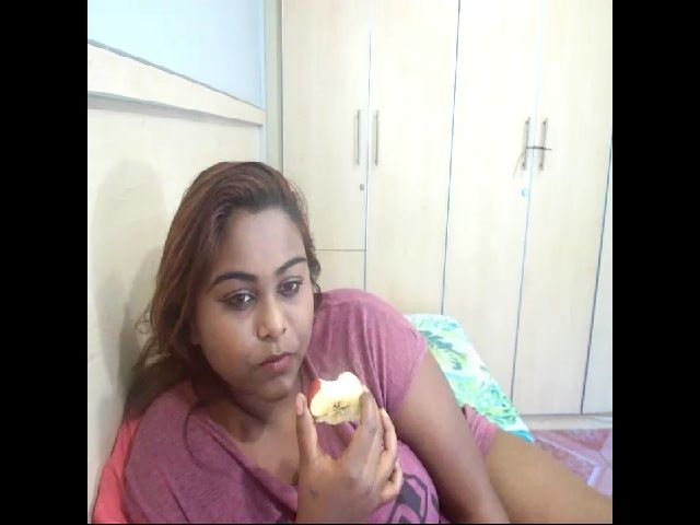 Live sex webcam photo for Indiandiva96 #268600839