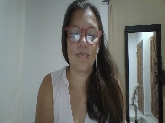 Live sex webcam photo for SweetLola01 #268595565