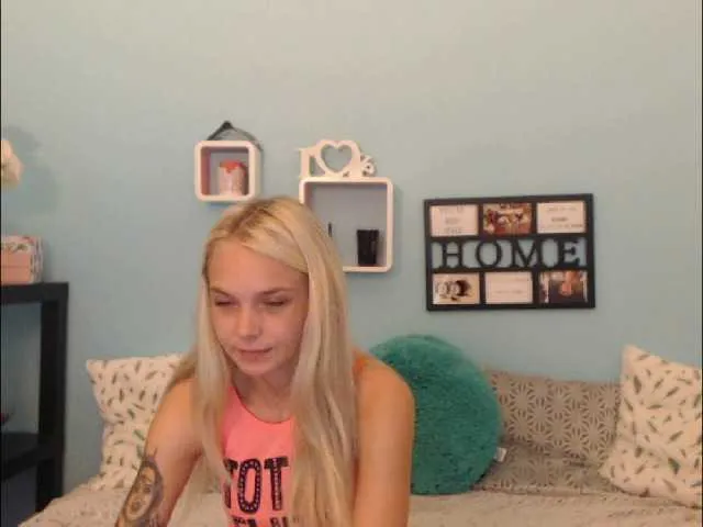 Live sex webcam photo for AnnaHappy18 #268614622