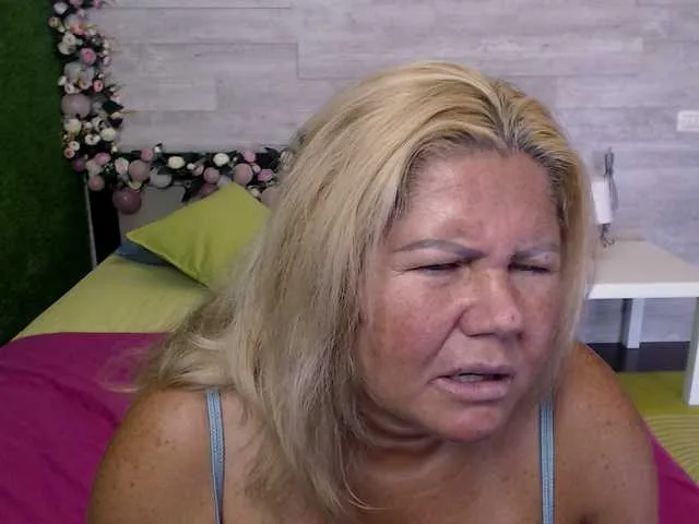 Live sex webcam photo for come2mom #268614439