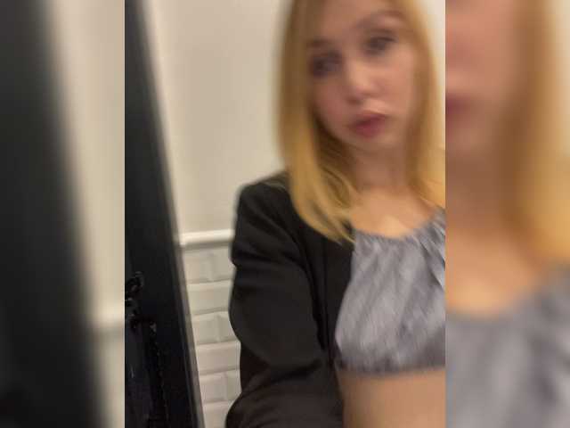 Live sex webcam photo for iamstudent22 #268619032