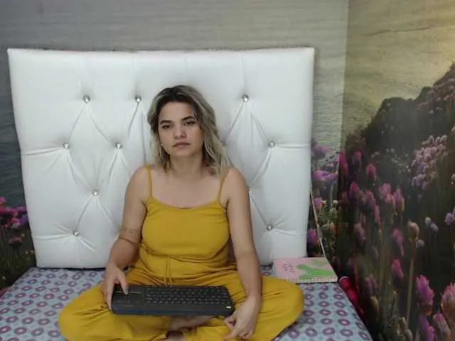 Live sex webcam photo for JuliaReeves #268624162