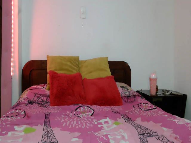 Live sex webcam photo for Cailyn_Hot1 #268619556