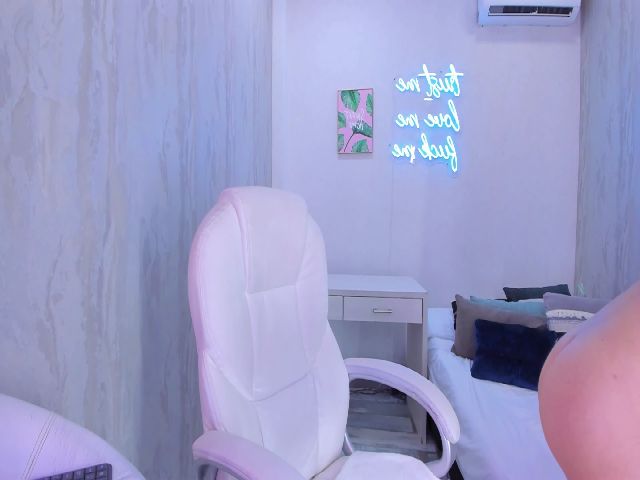 Live sex webcam photo for VictoriaMilan #268622577